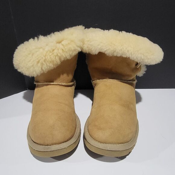 Ugg Short Tan / Caramel Colored Winter Boots - Picture 2 of 13